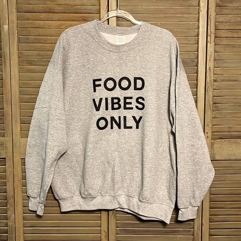 Women’s gray sweatshirt “Food Vibes Only” Size XL